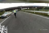 嫌犯駕車撞警車逃逸，宿州交警怒了！