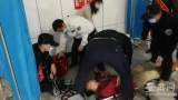 男乘客地铁站台昏迷 合肥民警及时救助脱离危险