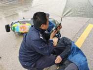 巡邏途中遇交通事故  岳西民警為受傷者撐傘避雨