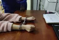女子撿到手銬送侄子玩　卻被侄子銬住打不開