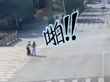 滁州一女子不戴头盔并逆行 被阻后反手给交警一巴掌