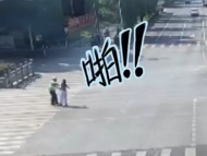 滁州一女子不戴頭盔并逆行 被阻后反手給交警一巴掌