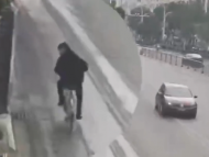 蕪湖：包被順走 失主與騎車賊街頭追逐 