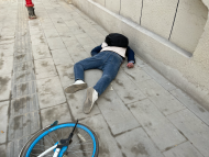 蕪湖一小伙騎車突然摔倒昏迷 路人報警求助并留在現場等候