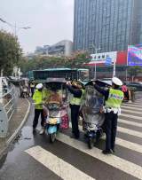 蚌埠市交警部门再次集中拆除遮阳篷