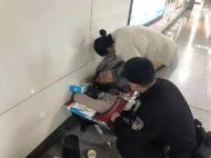 合肥一女乘客地鐵站暈倒 警企聯(lián)動迅速救助
