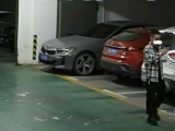 芜湖：小偷深夜在地库盗窃 得手后还戴着墨镜自拍