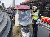 为电动车主送一封信 合肥经开交警开展拆遮阳篷前期宣传