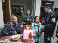 合肥民警帶領(lǐng)小朋友慰問(wèn)轄區(qū)困難群眾