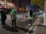 掉落路面的建筑垃圾引发意外！六安一女子骑摩托连车带人摔出去