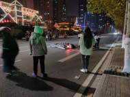 掉落路面的建筑垃圾引發意外！六安一女子騎摩托連車帶人摔出去