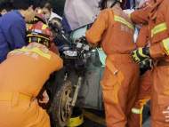 三輪車撞隔離墩致老人腿部被卡 合肥消防快速救援