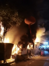 合肥一小区物业值班室半夜着火 附近商户持灭火器灭火