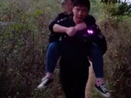 滁州一女子在荒山中摔傷 警民接力將其背下山