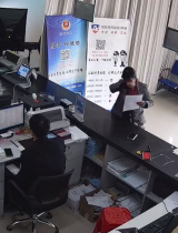 滁州一女子在派出所户籍室看到亡夫照片泣不成声
