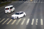 負全責！宣城一救護車闖紅燈致兩車相撞（視頻）