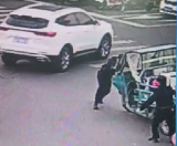 驚險一幕！巢湖民警用身體阻擋失控電動三輪車