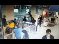 男孩乘坐手扶電梯身體傾斜很危險 合肥輔警及時“跨欄”救助