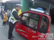 六安：老年代步車(chē)?yán)锶M(jìn)了6人