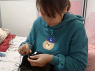 芜湖“爱心妈妈”编织毛衣 为困难儿童送去温暖 