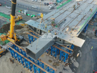 合肥郎溪路工程跨新安江路鋼箱梁主梁順利合龍