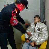 生日狂歡后小伙醉倒地鐵衛(wèi)生間? 合肥軌道公安及時(shí)救助