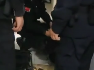 阜陽：小偷行竊被逮個正著 家住樓下的輔警迅速將其控制