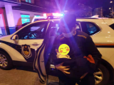 合肥两岁萌娃凌晨穿着内衣“离家出走”  民警当起“临时奶爸” 