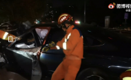 凌晨車禍兩人被困  阜陽消防破拆救人