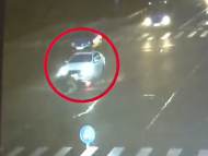 六安一女子打傘闖紅燈 被轎車撞飛