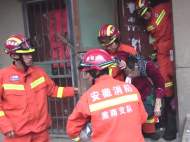 淮南一名獨居老人昏迷家中 消防人員及時救援送醫
