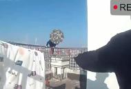 女子騎天臺護欄欲跳樓 合肥民警飛身撲救