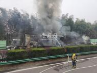 追尾后起大火！快遞車上貨物全燒光！事發池州境內高速（圖）