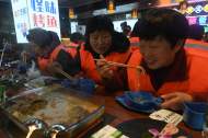 感謝城市美容師！合肥一飯店老板請環衛工人吃飯過冬至