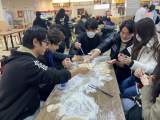 大连艺术学院学子包饺子送后勤人员