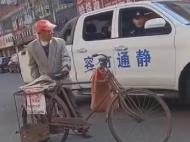 江蘇南通老人賣甘蔗被“圍搶” 視頻拍攝者發(fā)聲！官方：責任人被停職