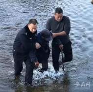 岳西一老人迷路誤入河中  民警跳水救人