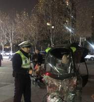  助拆電動(dòng)車遮陽篷，合肥經(jīng)開區(qū)交警進(jìn)小區(qū)宣傳   
