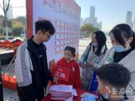 合肥天鵝湖廣場(chǎng)舉辦“憲法宣傳周”主題活動(dòng)  