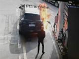 男子拔掉油枪点燃汽车后逃走，加油站：正在处理 