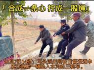 老人的電動三輪車掉進溝渠 六安警民相助解困