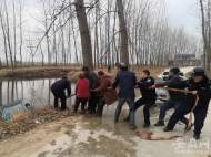 男子驾驶三轮车摔进水坑 萧县警民合力及时救助