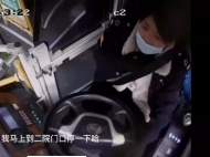 車內老人突然昏迷   蚌埠一公交車秒變救護車開進醫(yī)院