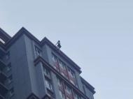 女子34層樓頂欲輕生 合肥警方緊急救人