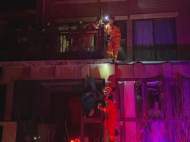 淮南一老人清晨意外墜樓 被尼龍網纏住腿倒掛窗臺