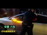 ﻿六安：一岁多宝宝被困车内 民警破窗将其救出