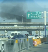 突发！合肥五里墩立交桥上一车辆起火