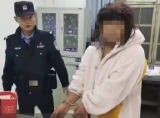 男子着女装偷拍女浴池  大妈扯下其假发怒锤数拳