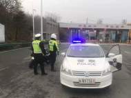酒精裝飲料瓶中被兒童誤食 金寨交警開辟綠色通道護送就醫