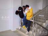 安慶師大一女生不慎摔骨折 學(xué)弟背著上考場(chǎng)